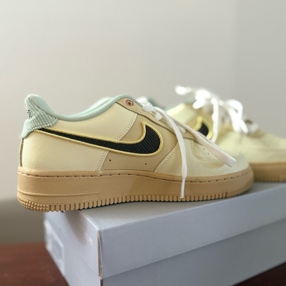 Nike Women's Sneakers in Cream and Brown - Picture 3 of 4
